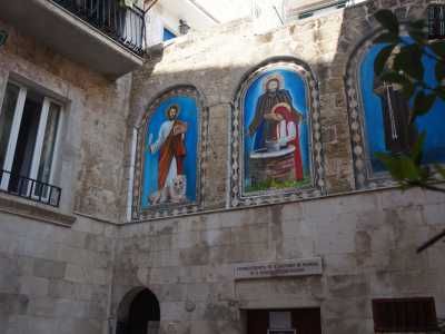 Ora per� Guaragno ha rivisto completamente l�opera precedente, donandogli un aspetto pi� �occidentale� e  �accendendo� i forti colori che gi� caratterizzavano la trilogia di dipinti